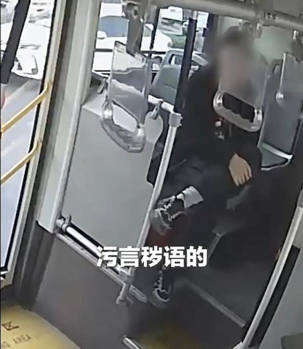男子频繁骚扰女乘客，公交司机直接把车开到派出所
