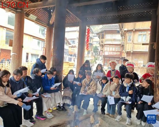 澳门学生在贵州研学期间在侗寨学唱侗族大歌（2025年12月摄）。新华社发