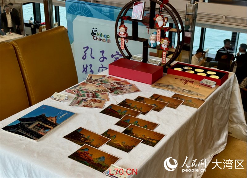 现场展示的《流淌的文明》AR明信片。人民网实习生 张雨洁摄