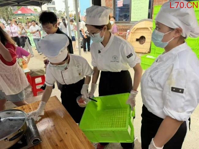 一群大学生“扛”下莫氏鸡煲客流高峰