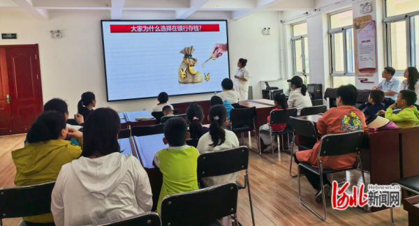 秦皇岛市北戴河区英才社区举办趣味“六一”亲子活动