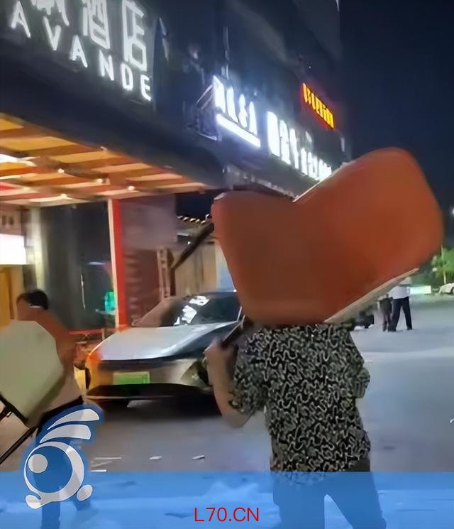 砂锅店门口500余把椅子被顺走