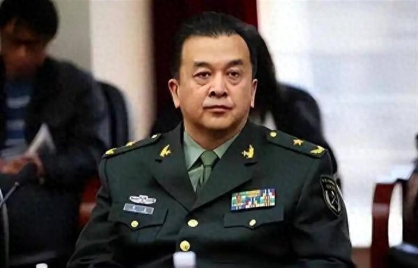上午被免职，下午被带走，登24年春晚却忽然消失的黄宏如今咋样
