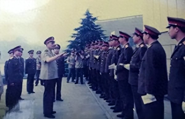 副军长迎接新任军长, 还没认清就听对方大喊: 这不是我的老连长吗